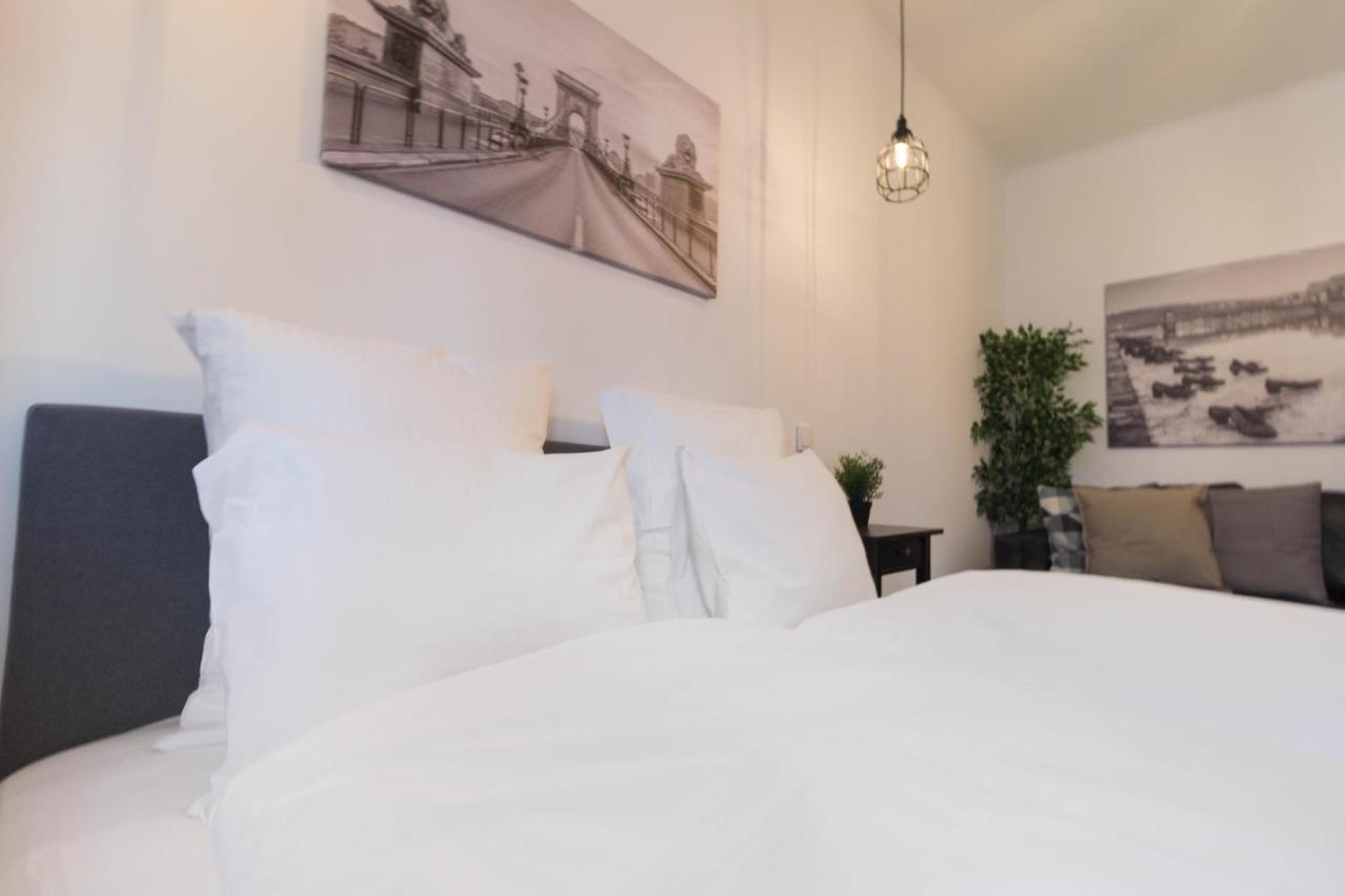 Standard Apartment By Hi5 - Madach Budapest Luaran gambar